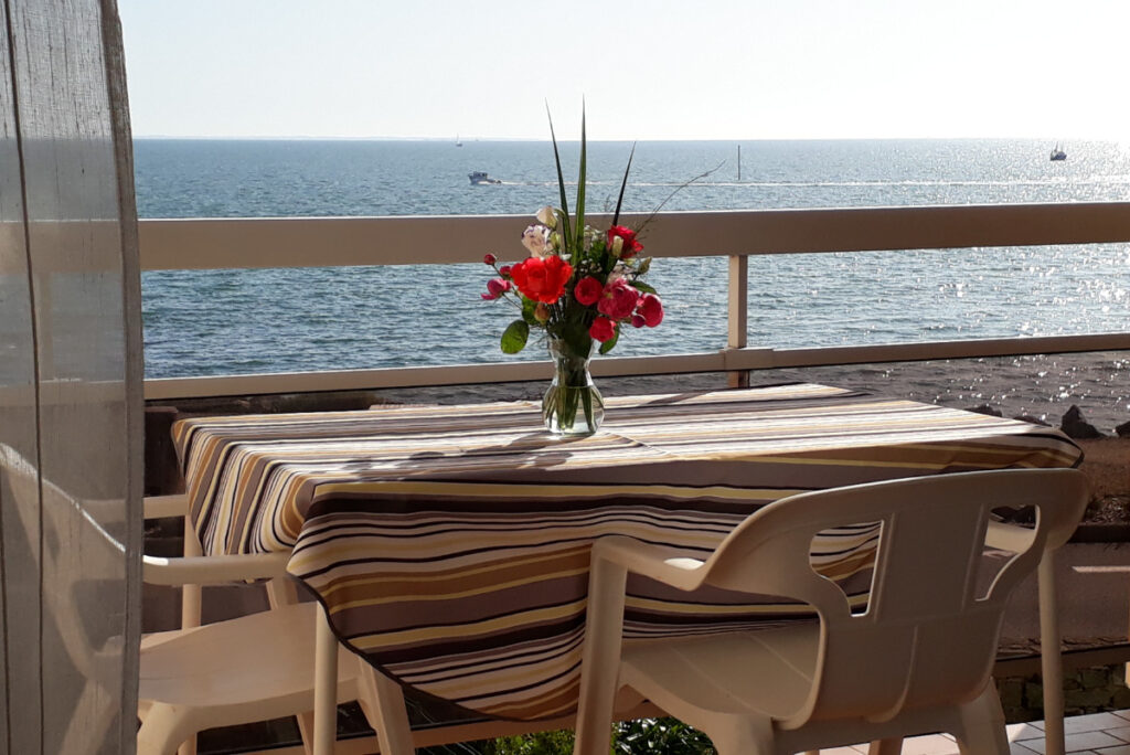 Terrasse d'appartement de vacances en Bretagne avec vue sur mer