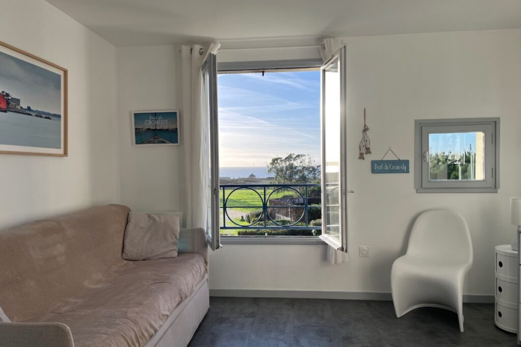 Salon de l'appartement Arzon avec vue sur la mer